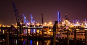 Hamburg haven in de nacht