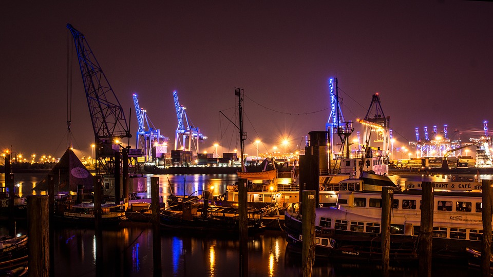 Hamburg haven in de nacht